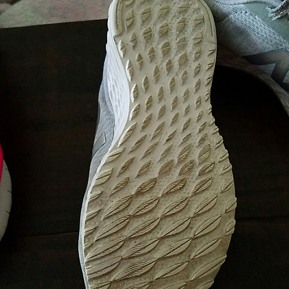 Gently worn sneaker - Picture 3 of 3